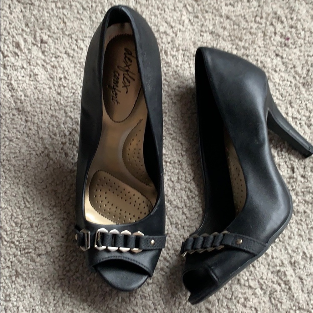 Black memory foam pumps